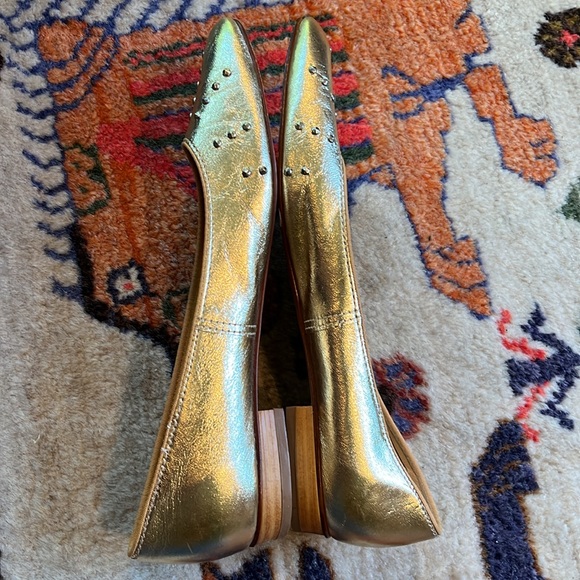 Beautiful like new vintage gold leather flats. Beacon made in the USA. Size 7.5N - Picture 3 of 8